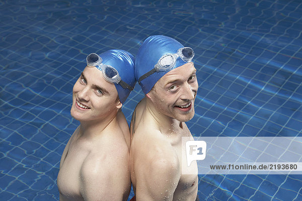 Porträt von zwei männlichen Schwimmern.