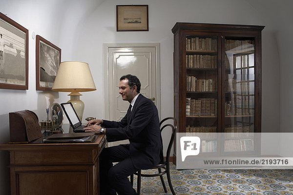 Mann mit Laptop im Home-Office