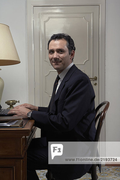 Mann mit Laptop im Home-Office  Portrait