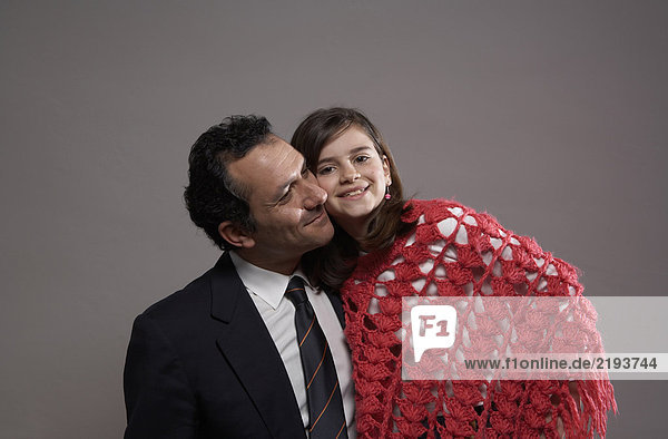 Geschäftsmann und Tochter (9-11) lächelnd