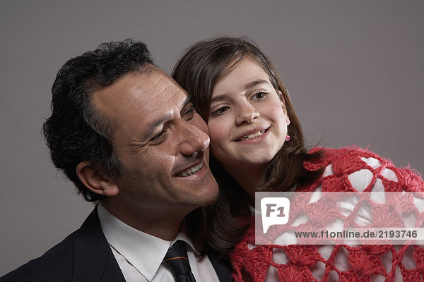 Geschäftsmann und Tochter (9-11) lächelnd  Nahaufnahme