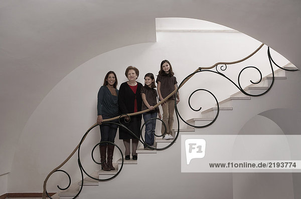 Drei Generationen Familie auf Treppe  Portrait