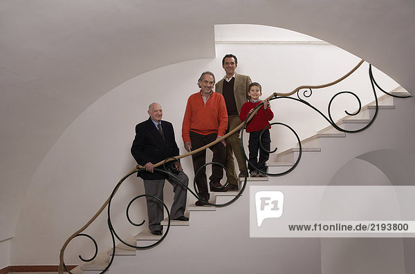 Mehrgenerationen-Familie auf Treppe  Portrait