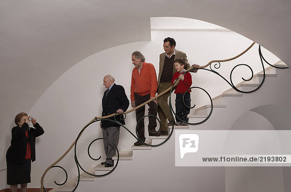 Mehrgenerationen-Familie auf der Treppe  die für die Fotografie posiert