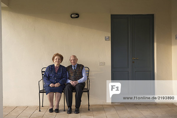 Seniorenpaar auf Bank im Freien  Portrait