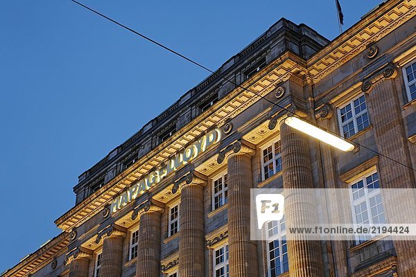 Untersicht des Gebäudes beleuchtet in der Dämmerung  Hapag-Lloyd  Ballindamm  Hamburg  Deutschland
