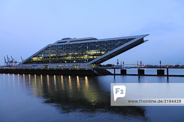 Bürogebäude in Docklands bei Nacht  Elbe River  Hamburg  Deutschland