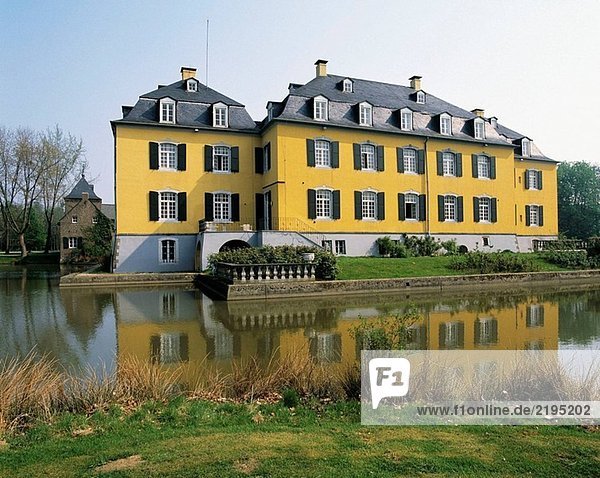 Wasserschloß Wohnhaus Herrenhaus Halle graben gräbt grabend Deutschland Nordrhein-Westfalen
