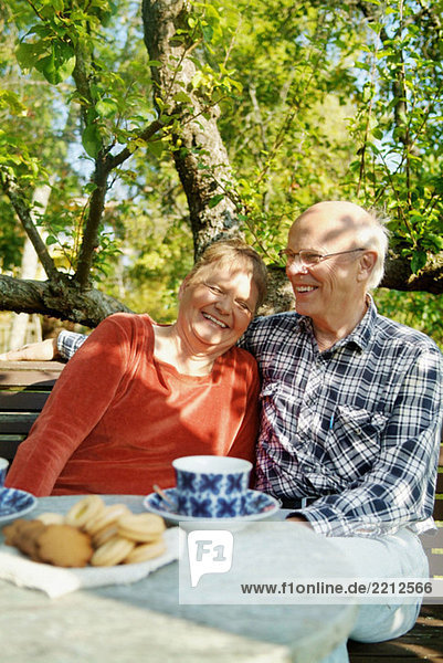 Älteres Paar beim Kaffee im Freien