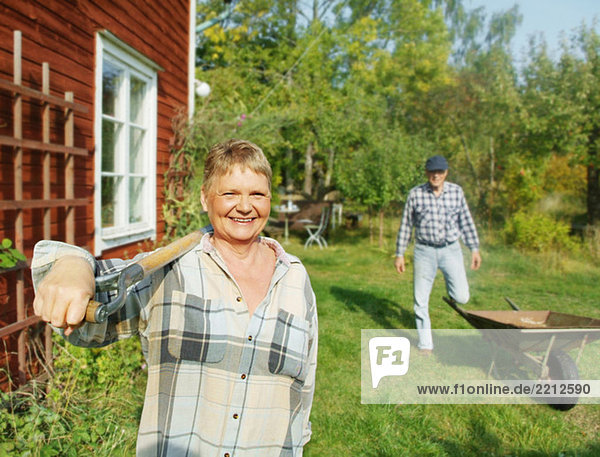 Gartenarbeit für ältere Paare