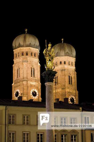 Deutschland  Bayern  Mariensäule und Marienkirche bei Nacht
