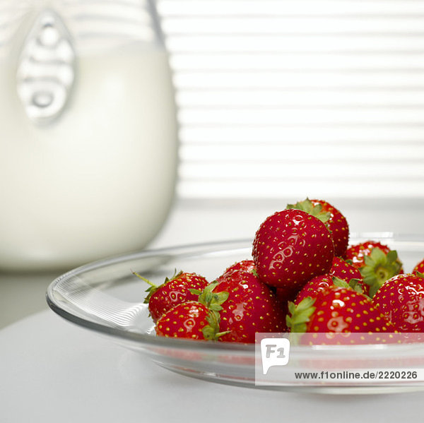 Erdbeeren auf Glasplatte vor dem Milchglas  Nahaufnahme