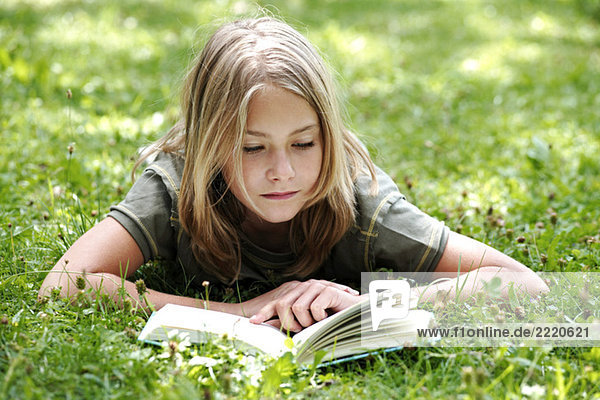 13 bis 14 Jahre,13-14 Jahre,daliegen,Gras,liegen,lächeln,Mädchen,vorlesen - Lizenzfreies Bild ...