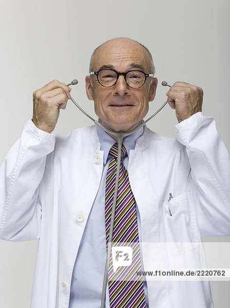 Porträt eines älteren männlichen Arztes mit Stethoskop