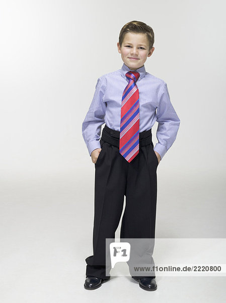 Junge (8-9) in Businesskleidung  Portrait