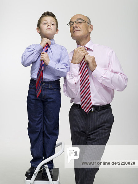Großvater und Enkel (8-9) binden seine Krawatten  Porträt
