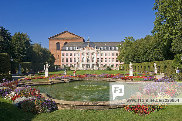 Brunnen vor Palace  Kurfuerstliches Palais  Trier  Deutschland