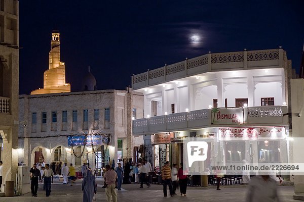 Touristen am Markt  Souq Waqif  Doha  Katar