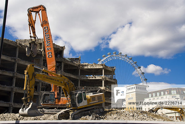 Gebäude im Bau mit Riesenrad im Hintergrund  Millennium Wheel  London  England