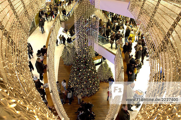 Erhöhte Ansicht von Menschen am Einkaufszentrum dekoriert in der Weihnachtszeit