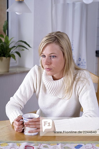 besorgte junge Frau zuhause