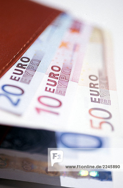 Euro-Banknoten in den Geldbeutel