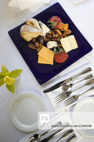Obst- und Käse Platter über Tabelle