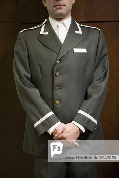 Hotelpage mit Hände verschränkt
