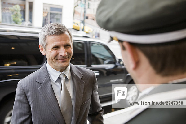 Kaufmann lächelnd auf Hotelpage