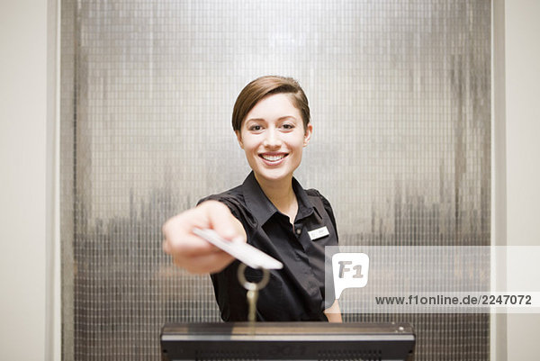 Weibliche Hotel Rezeption Schreiber Übergabe keycard