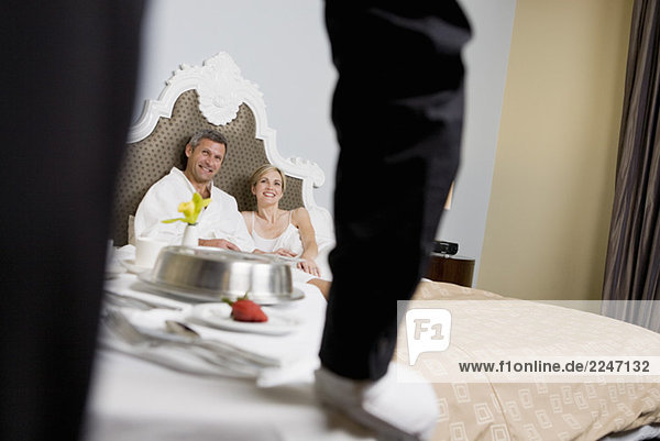 Paar immer Service auf dem Hotelzimmer
