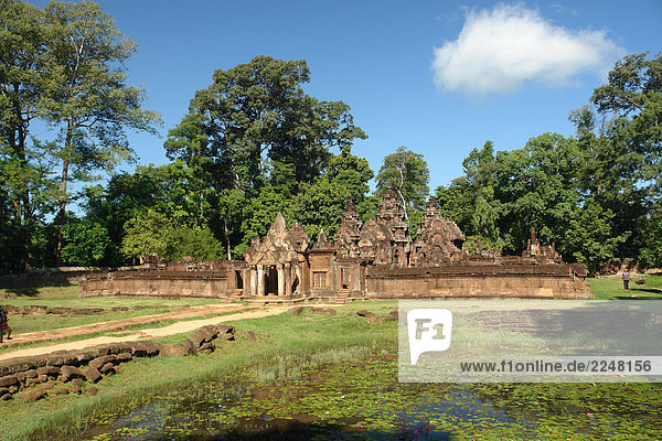 Teich vor der alten Ruinen des Tempels  Banteay Srei  Kambodscha