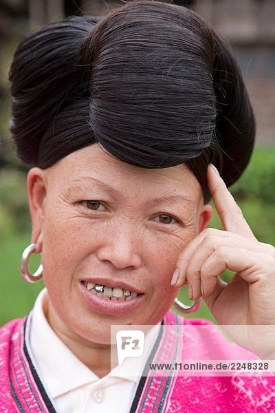 Eine rote Yao Frau und ihrem elegant gewickelten Frisur, China