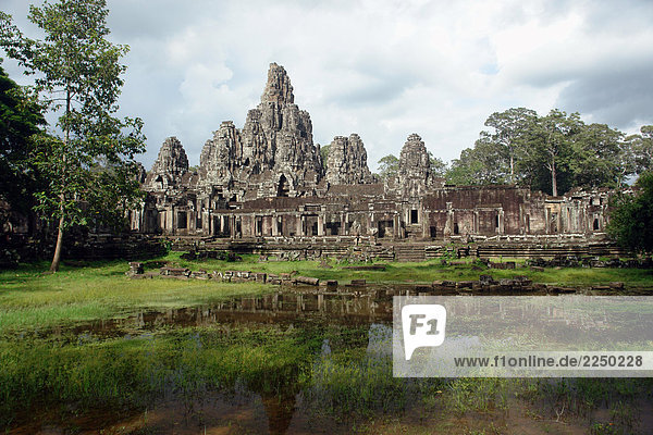 Teich vor der alten Ruinen des Tempels  Siem Reap  Kambodscha