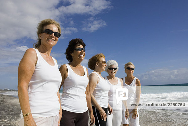 Frauen in Sonnenbrillen am Strand