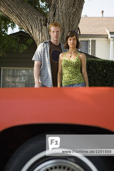 Paar Standing hinter Auto