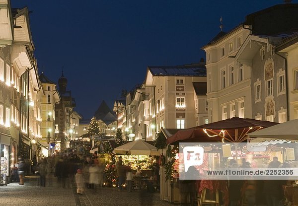 Verschwommene Sicht der Menschen auf Weihnachtsmarkt  Bayern  Deutschland