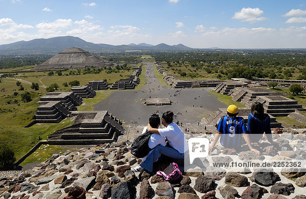 Tourists at archeological site  Avenue of the Dead  Teotihuacan  Mexico