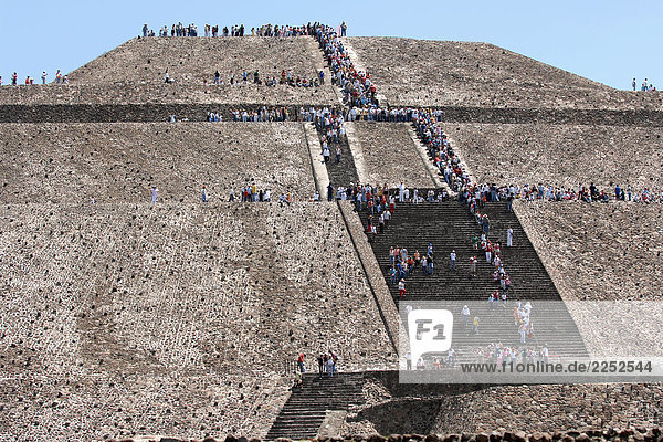 Touristen auf Pyramide  Teotihuacan  Mexiko