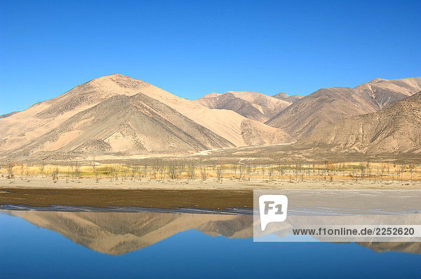 Reflexion der Berge im Wasser  Tibet  China
