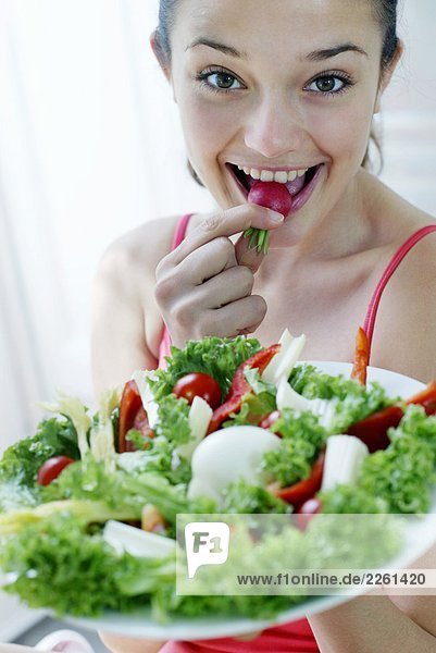 Frau mit Teller mit Salat
