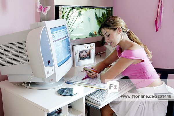 Mädchen auf Computer arbeiten