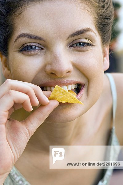 Frau isst nachos