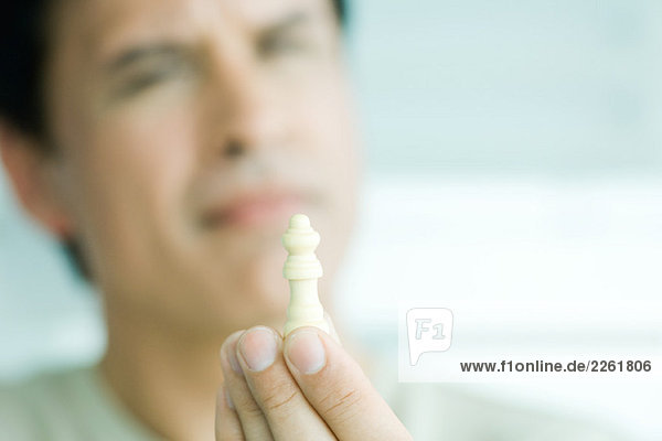 Mann mit Schachfigur  Fokus auf Vordergrund