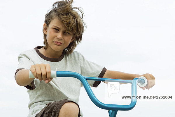 Junge auf dem Fahrrad  Blick in die Kamera  Porträt