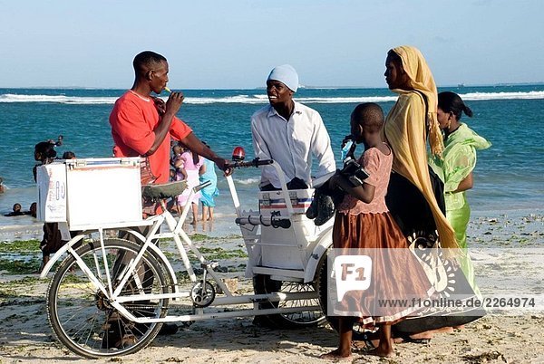 Icecream Hawker Coco Beach Dar Es Salaam Tansania.