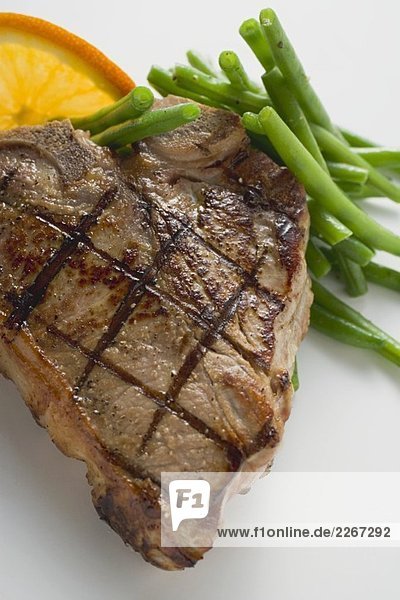 Gegrilltes T-Bone-Steak mit grünen Bohnen