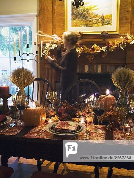 Gedeckter Tisch zu Thanksgiving  Frau im Hintergrund (USA)