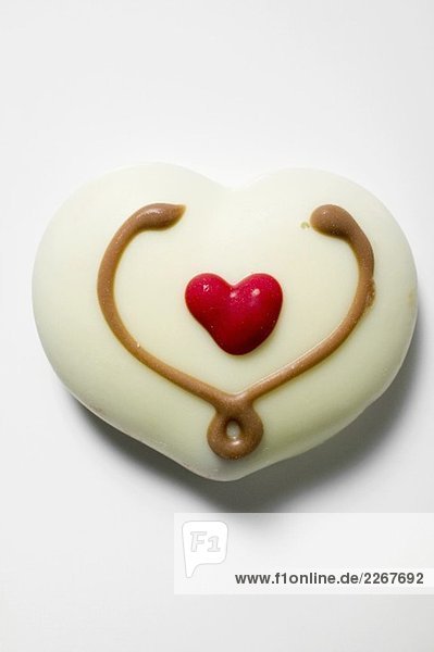 Weisses Schokoladenkonfekt mit rotem Herz