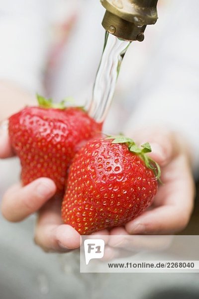 Erdbeeren waschen